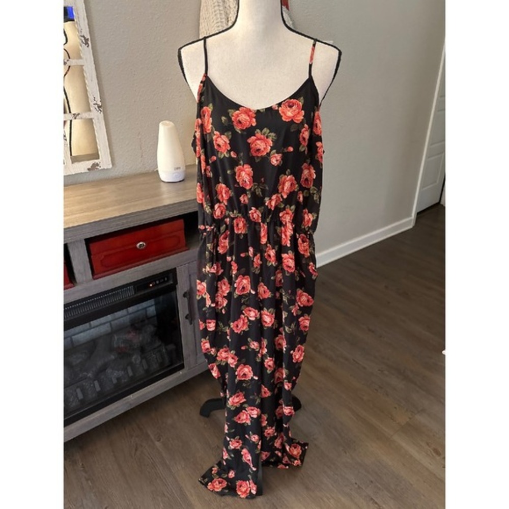 Forever 21‎ NWT jumpsuit floral size medium black roses